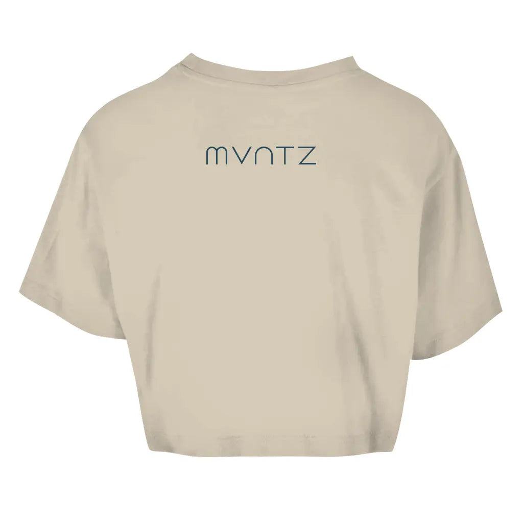Crop Top beige von hinten – kleines Logo im Nacken, leichtes Tragegefühl & weicher Baumwollstoff