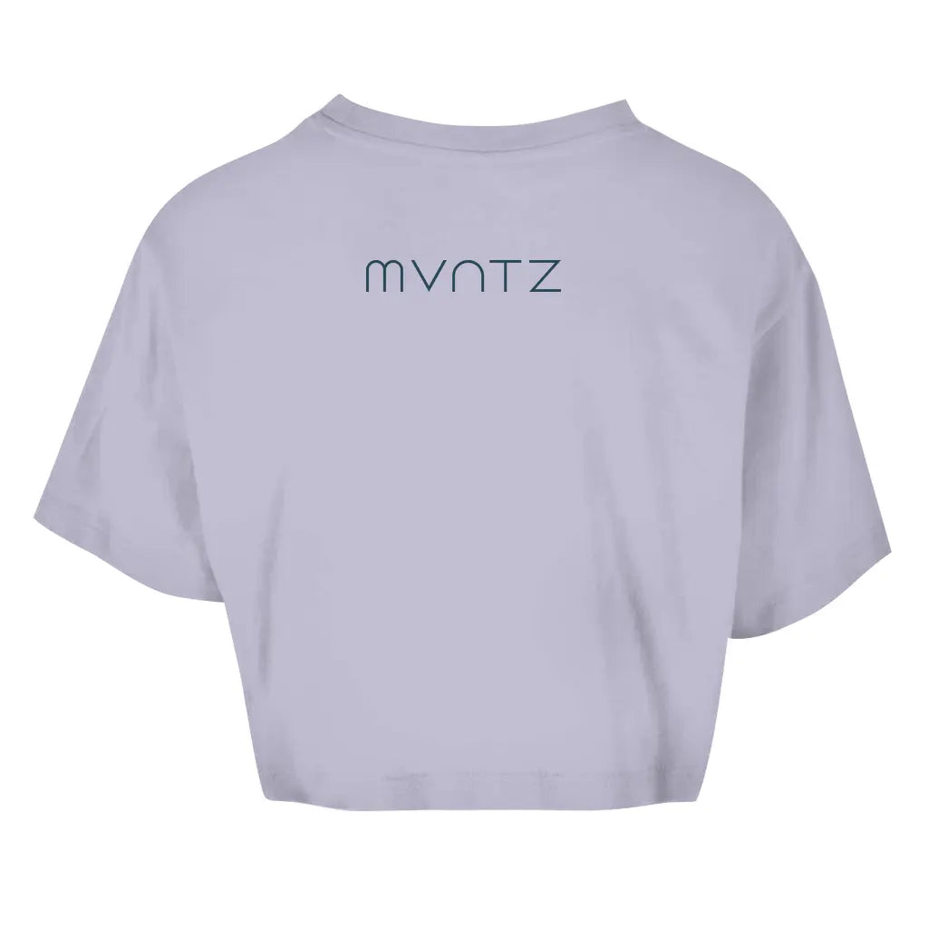 Rückseite in Hellviolett – kleiner Logo-Print, femininer Loose Fit & leichtes Baumwollmaterial