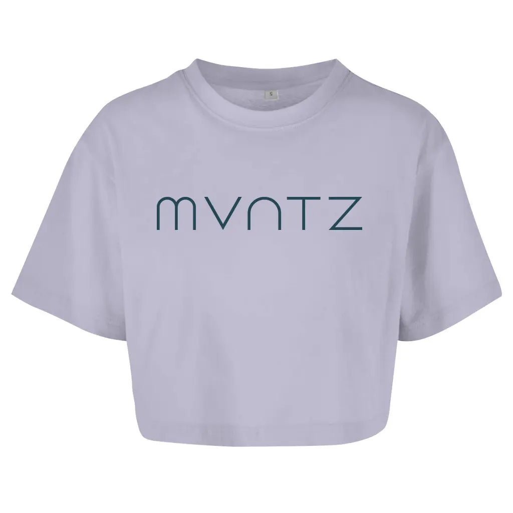 Lavendelfarbenes Crop Top – cooler Sommerlook mit großem Logo vorn & lockerem Schnitt