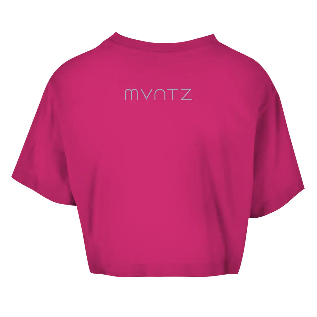 Rückansicht in Hibiskus Pink – kleines Logo im Nacken, luftiger Schnitt für entspannte Sommer-Outfits