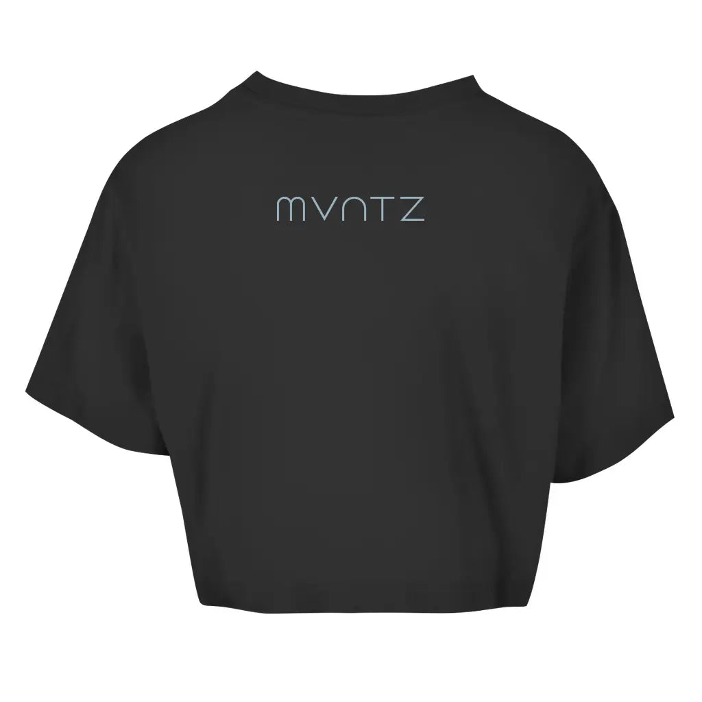 Schwarz von hinten – kleines MVNTZ Logo im Nacken, perfekt für sportlich-lässige Outfits