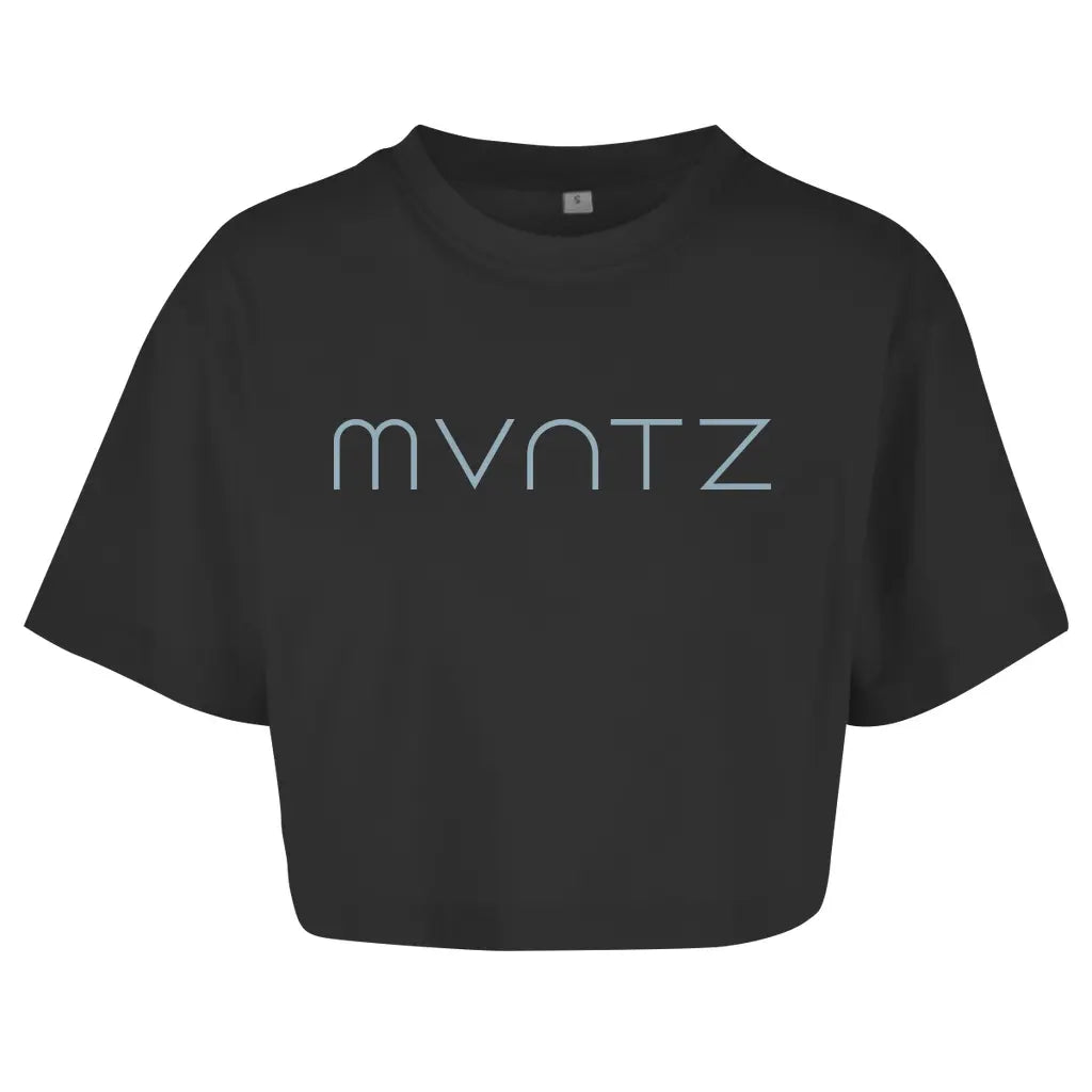 Schwarzes Crop Top – lässiger Sommer-Style mit großem weißen MVNTZ Logo und leichtem Stoff