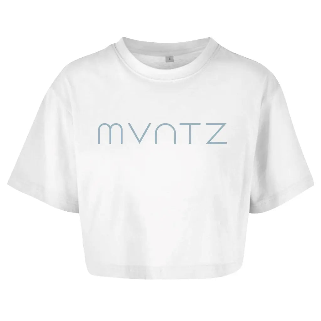 Weißes Damen Crop Top aus leichter Baumwolle – Loose Fit mit großem MVNTZ Logo vorn, perfekt für Sommer & Alltag