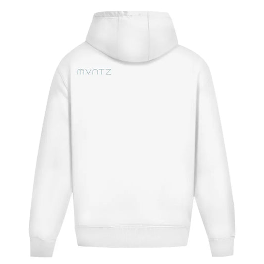 Rückansicht weiß – kleiner MVNTZ Print an linker Schulter, komfortabler Oversize Schnitt