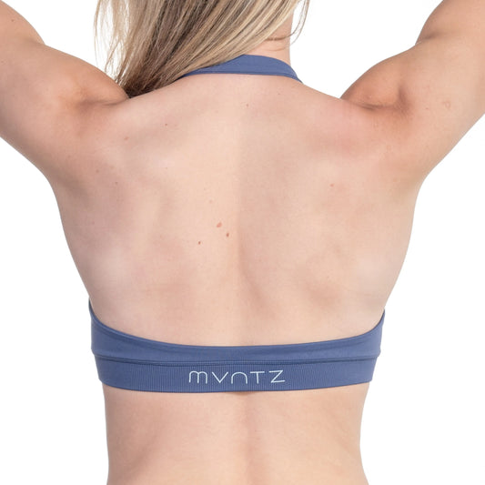 Rückenansicht: Delftblaue Neckholder-Form – elegant offen für freien Bewegungsfluss