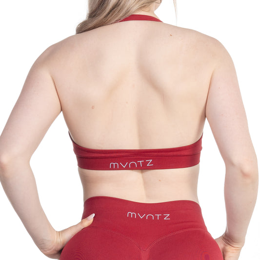 Rückenansicht des Sport-BHs in Rubinrot – eleganter Neckholder mit freiem Rücken und femininer Linie