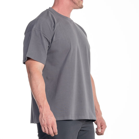 Dunkelgraues T-Shirt seitlich – relaxter Fit, ideal kombinierbar mit Shorts oder Jogger