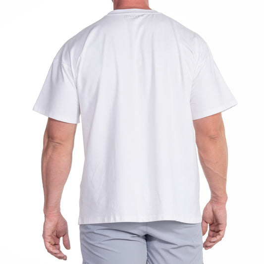 Rückansicht des weißen Oversize-Shirts – locker fallend, maskulin und alltagstauglich