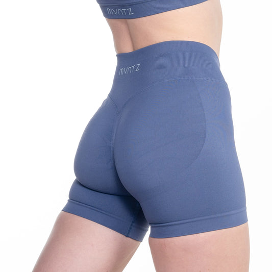 Delftblaue Shorts von der Seite – eng anliegend, atmungsaktiv und sportlich modern