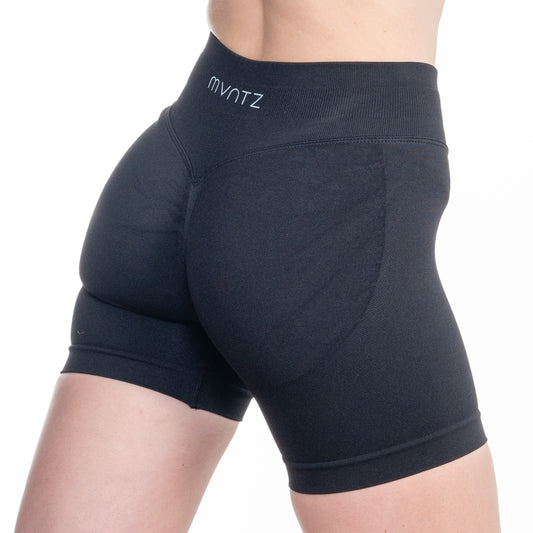 Scrunch Shorts in Schwarz von der Seite – sportlich, eng anliegend & alltagstauglich