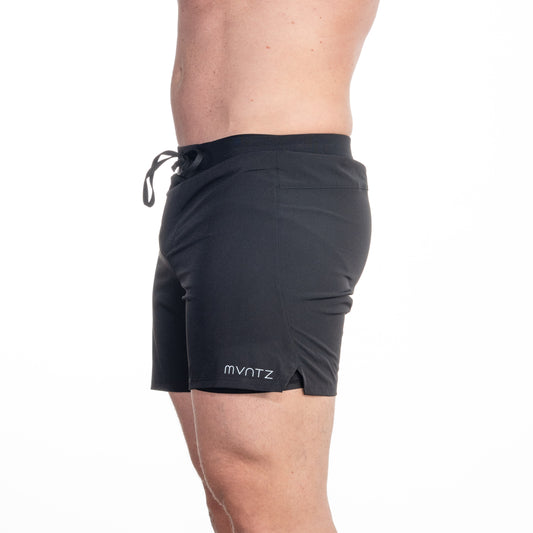 Shorts in Schwarz von der Seite – leichte Weite für Bewegungsfreiheit, innen stabil durch Support-Layer