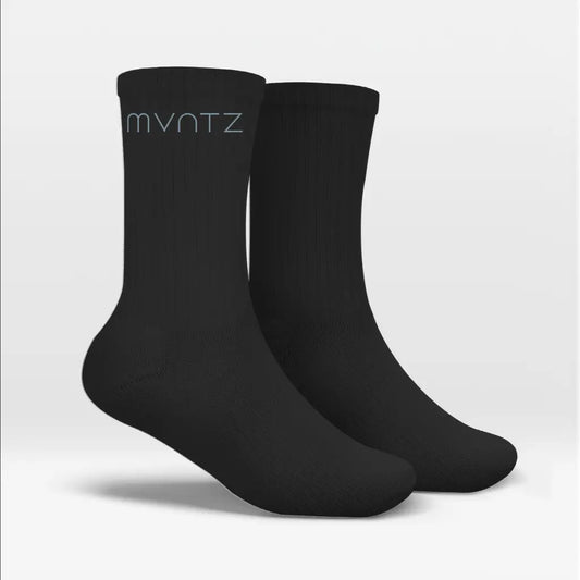 Schwarze MVNTZ Socken mit seitlichem Logo am Bund – sportlich und komfortabel für jeden Tag