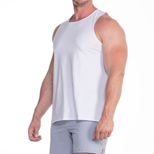 Weißes Tanktop seitlich – lockerer Fit mit angenehmer Weite, perfekt für Training und Alltag