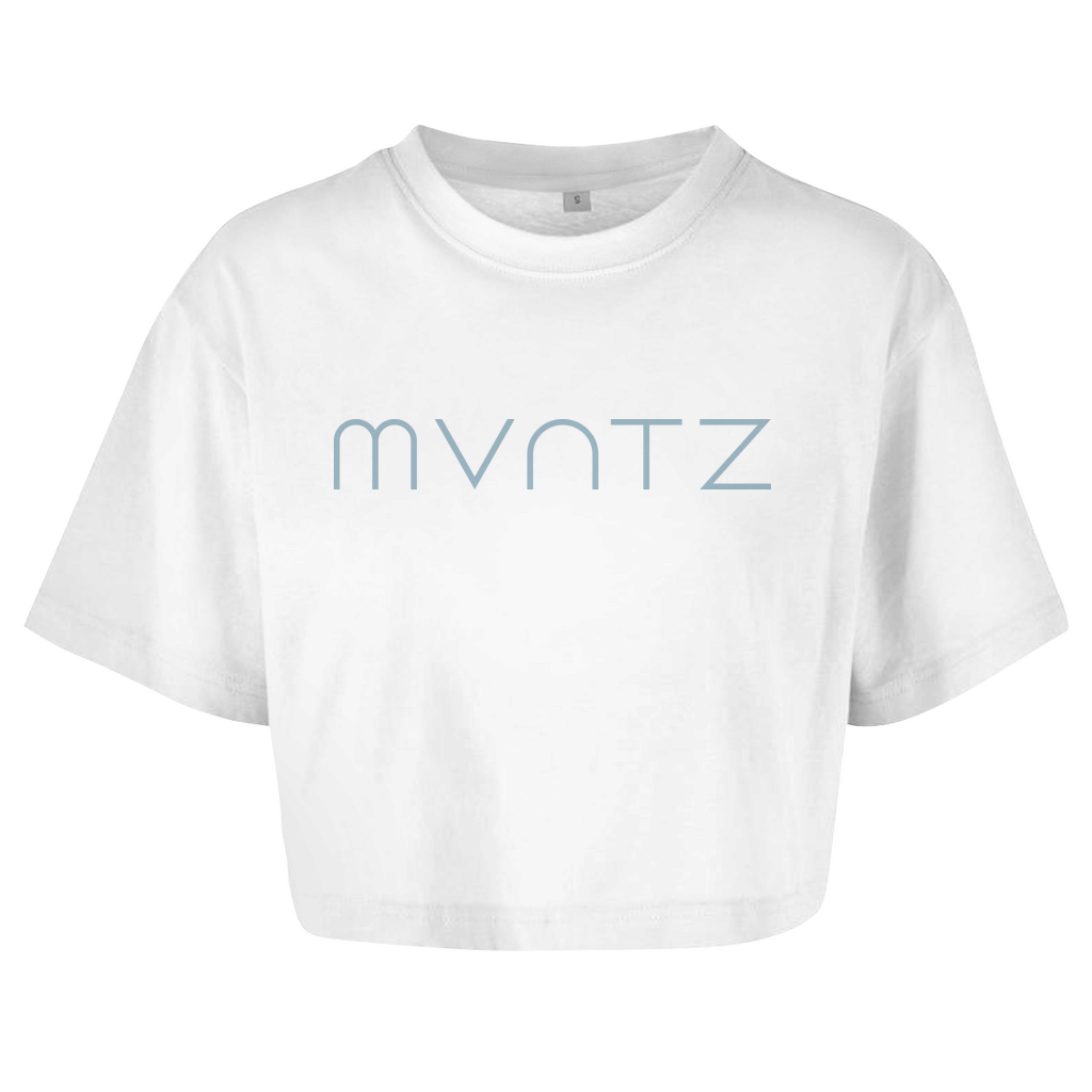 Crop Top in weiß mit hellblauer Aufschrift "mvntz" (steht für Movements)