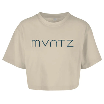 Beiges Crop Top mit lockerem Fit – atmungsaktive Baumwolle mit großem MVNTZ Logo für sommerliche Looks