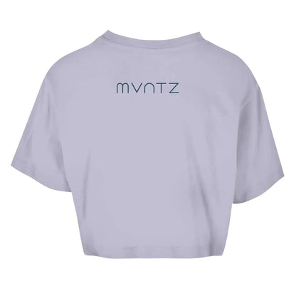 Rückseite in Hellviolett – kleiner Logo-Print, femininer Loose Fit & leichtes Baumwollmaterial