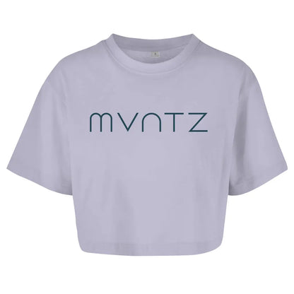 Lavendelfarbenes Crop Top – cooler Sommerlook mit großem Logo vorn & lockerem Schnitt


