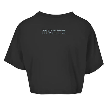 Schwarz von hinten – kleines MVNTZ Logo im Nacken, perfekt für sportlich-lässige Outfits