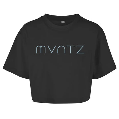 Schwarzes Crop Top – lässiger Sommer-Style mit großem weißen MVNTZ Logo und leichtem Stoff
