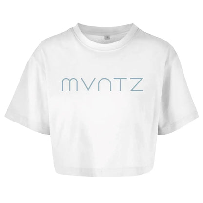 Weißes Damen Crop Top aus leichter Baumwolle – Loose Fit mit großem MVNTZ Logo vorn, perfekt für Sommer & Alltag