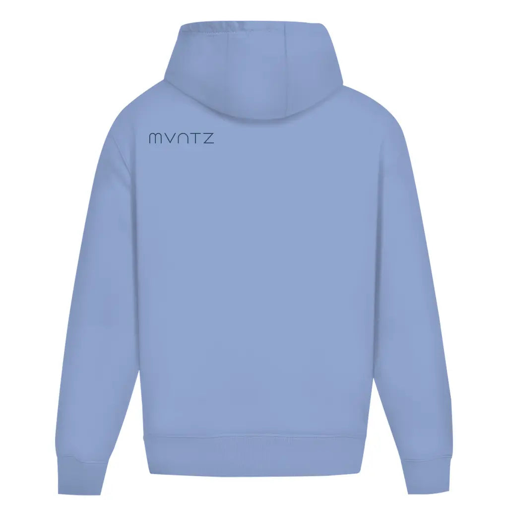 Rückseite Puderblau – kleines MVNTZ Logo auf linker Schulter, komfortabler Oversize Look