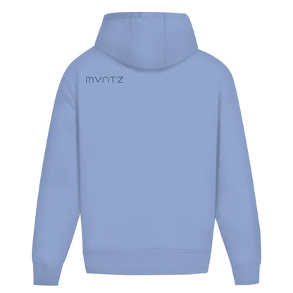 Rückseite Puderblau – kleines MVNTZ Logo auf linker Schulter, komfortabler Oversize Look
