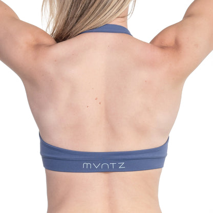 Rückenansicht: Delftblaue Neckholder-Form – elegant offen für freien Bewegungsfluss