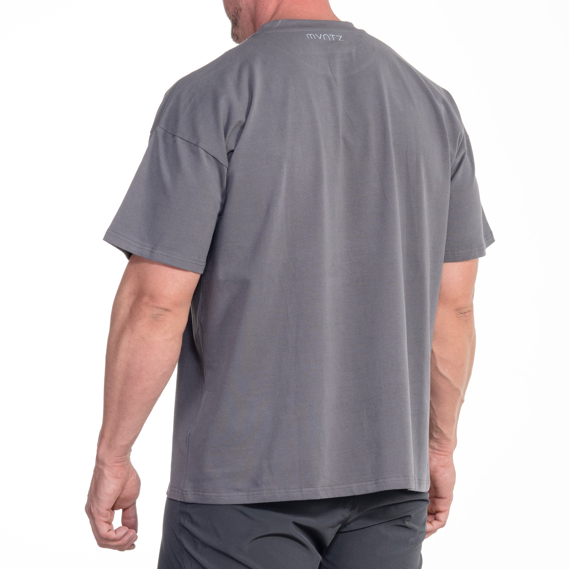 Rückansicht – dunkelgraues Herren-Shirt im Oversize-Fit mit bequemer Weite und Stilfaktor