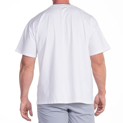 Rückansicht des weißen Oversize-Shirts – locker fallend, maskulin und alltagstauglich