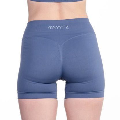 Booty Scrunch Shorts in Delftblau – Rückansicht mit scrunch Effekt für einen runden Po