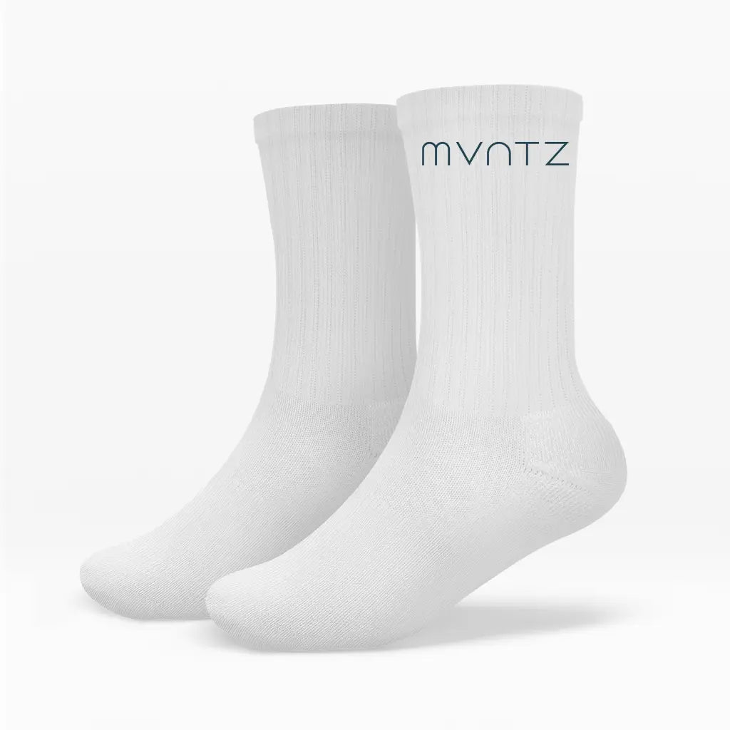 Weiße MVNTZ Socken mit seitlichem Logo am Bund – bequem und stylisch für Alltag und Sport